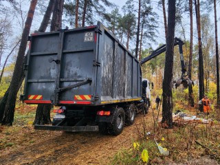 В Истре поймали водителя, выгрузившего грузовик строймусора в лесу