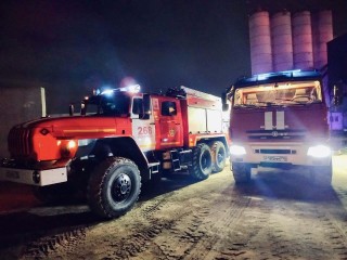 Пожарные ликвидировали возгорание в производственном ангаре в Ржавках