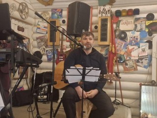 Артист Театра на Таганке Силаев исполнил песни для семей участников СВО