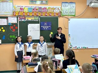 Первоклассники школы №19 научились быть заметными на дороге и получили светящиеся подарки от ГИБДД