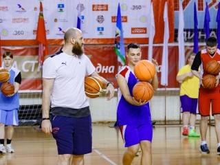 «Суть баскетбола проста»: как олимпийский призер вдохновил спортсменов Каширы