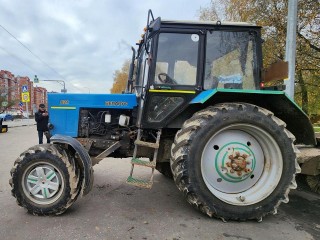 Дорожки в парках Лобни предстоящей зимой будут очищать от снега с помощью тракторов