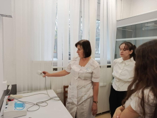 Старшеклассники из Образовательного центра имени Косыгина попробовали работу врача