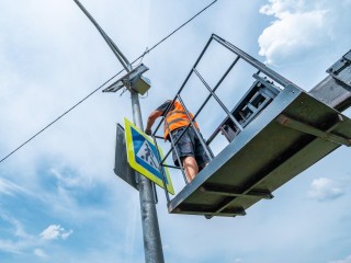 В Дубне дорожники расчистили обочины и «починили свет» для автомобилистов