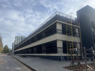 Паркинг‑рекордсмен: 90% готовности в Хотькове — как идет стройка стоянки на 138 машино‑мест