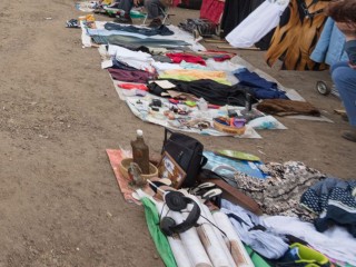 «Как в 90-е»: в Одинцове снова продают вещи с газона