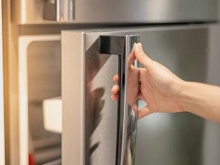 Ассоциация ветеранов вручила холодильник многодетному отцу — участнику СВО