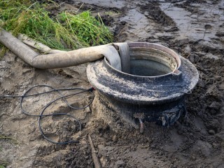 Глиняную вазу вытащили из канализации жилого дома на ул. Ленина в Коломне