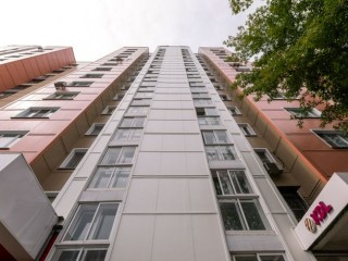 Мужчина в облачении Человека-паука пробрался на 10 этаж в квартиру певицы Доры