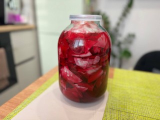 Как приготовить розовую маринованную капусту: истринская хозяйка поделилась секретами