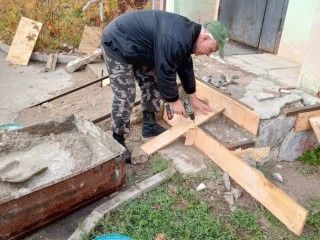 Работники «Чеховского благоустройства» отремонтировали ступени дома в Мещерском