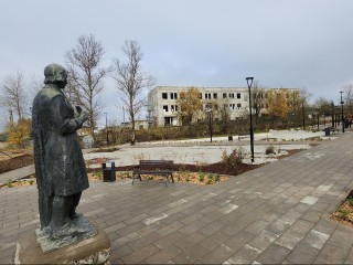 Агроволокно вместо снега: почему газоны в волоколамском сквере укрыли специальным материалом до весны