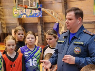 Юные баскетболисты Ногинска узнали секреты профессии спасателя
