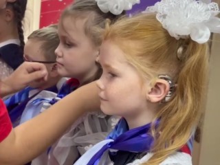 Прям как пионеры в галстуках: волоколамских первоклашек посвятили в «орлята»