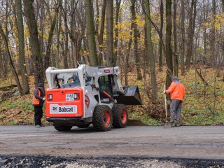 Рабочие заканчивают ремонт нового шоссе в Лыткарине