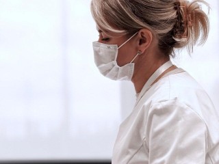 Когда цвет ушей — сигнал тревоги: врачи «Ромашки» спасли девочку от опасной болезни