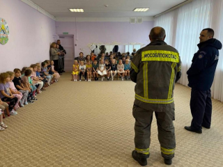 Пожарные провели урок по пожарной безопасности в детсаду «Солнышко»