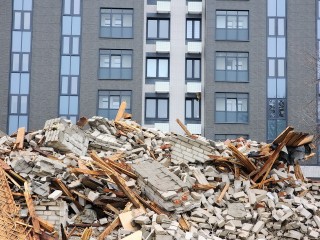 В Старой Купавне ликвидируют очередной ветхий дом: спецтехника приступила к сносу