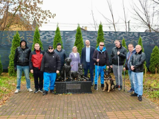 Их учат быть чужими глазами: незрячие бойцы СВО побывали в школе собак-поводырей