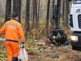 Незаконную свалку за гаражным кооперативом ликвидировали протвинские коммунальщики