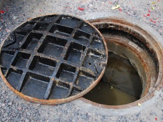 В Макарове открытые люки оградили после жалобы жителей