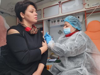 Мобильный пункт вакцинации открылся у торгового центра в Серпухове