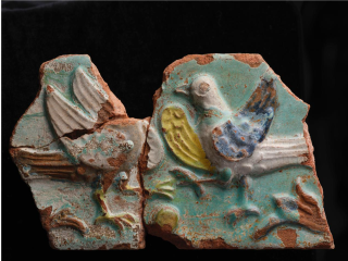 Уникальные печные изразцы с райскими птицами нашли археологи в Троице-Сергиевой лавре