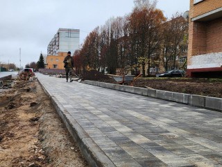 Тротуарную плитку укладывают в сквере на улице Ленина