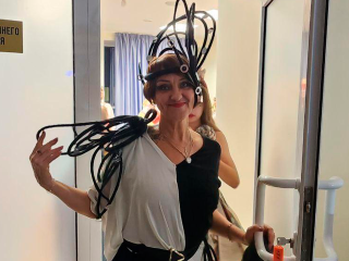 Жительница Солнечногорска создает уникальную одежду из жгутов, шерсти и газет