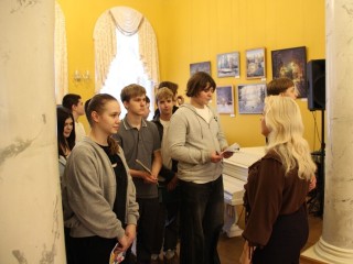 На открытом уроке в музее Лыткарина школьников научили «читать» картины