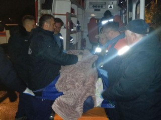 Спасатели помогли медикам транспортировать пожилого пациента в Солнечногорске