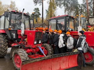 Школьники в Красноармейске познакомили с работой тяжелой коммунальной техники