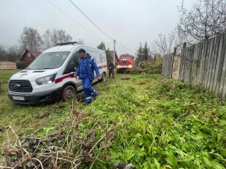 Спасатели вытащили машину скорой помощи, застрявшую на дороге в Рузском округе