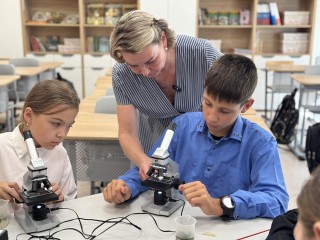 Учительница биологии готовит школьников к профессиям будущего