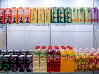 Разлагает накипь и печень: студентки из Сергиева Посада провели опыт и перестали пить газировку