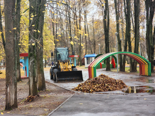 Центральный городской парк очищают от листвы и готовят к зиме