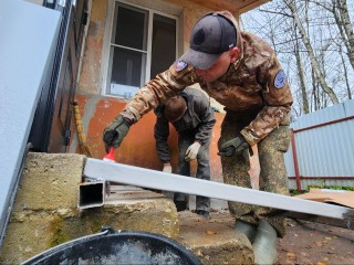 СВОих не бросаем: в Рузе построили пандус к дому бойца