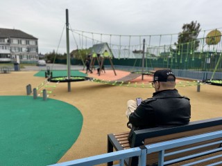 В Белой Колпи построили детскую площадку с новыми качелями и горками