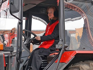 Ступинские школьники заглянули в кабины городских тракторов