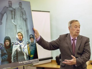 На уроке мужества студентам колледжа рассказали о подвиге подольских курсантов