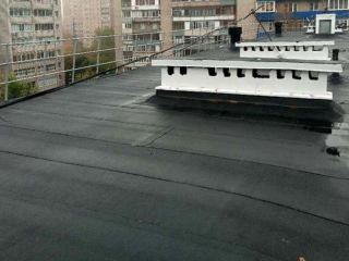 В Климовске отремонтировали и утеплили кровлю дома на Заводской улице