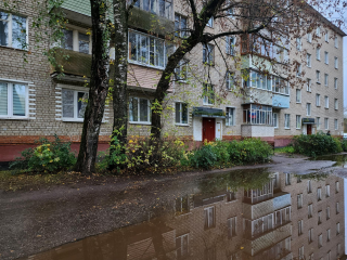 По просьбам жителей в доме на Латышской в Наро-Фоминске отремонтируют ступеньки и козырек крыльца