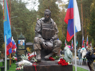 В Электрогорске почтили память бойцов на Аллее Героев СВО