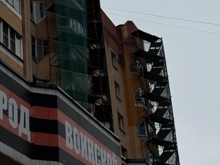 В доме на улице Маршала Жукова в Наро-Фоминске ремонтируют фасад