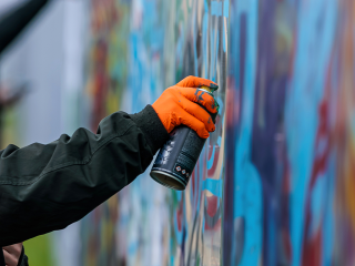 Был забор — стал учебник: в Павловском Посаде граффити сменились правилами орфографии