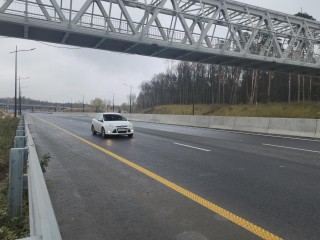 Воздушный мост безопасности: в Лыткарине остекляют надземный переход над трассой ЮЛА