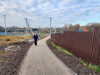 По просьбам жителей в Раменском округе открыли новый тротуар к храму и роднику