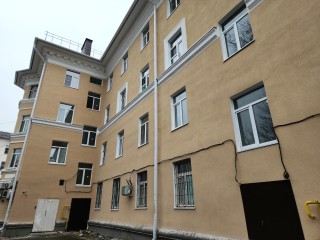 В доме №5/15 на Советской утеплят цоколь сэндвич-панелями в рамках капремонта