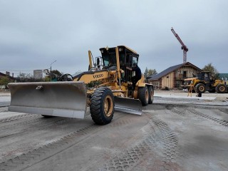 На стадионе «Строитель» в Клину используют «умный» грейдер