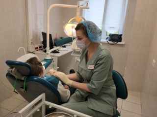 Сувениры и грамоты вручает пациентам в Кашире новый детский стоматолог